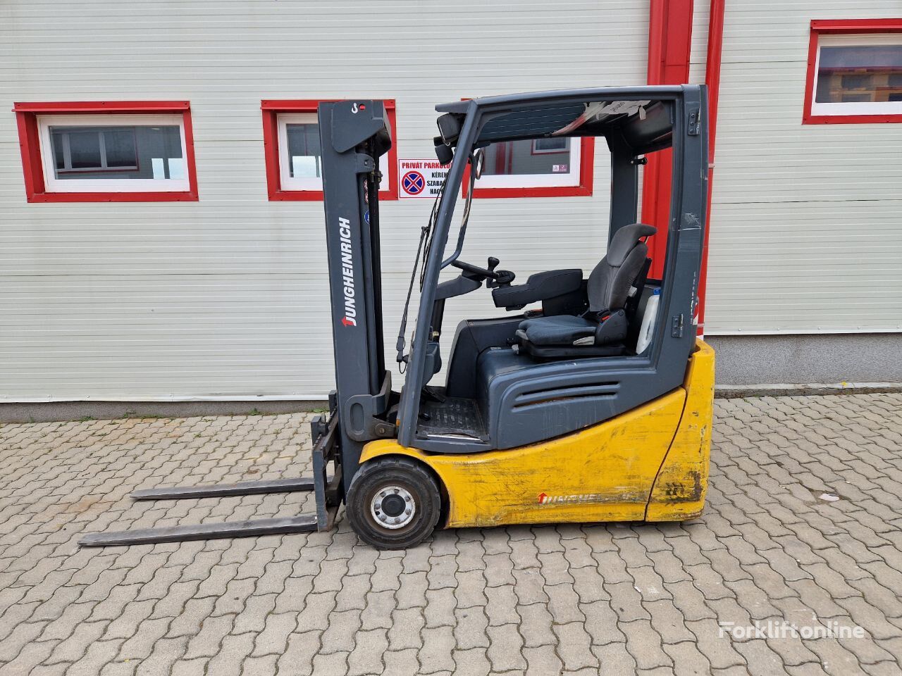 Jungheinrich EFG 216k - 4.5 m triplex electric forklift