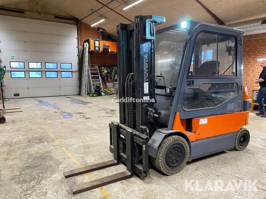 Toyota 7FBMF30 electric forklift